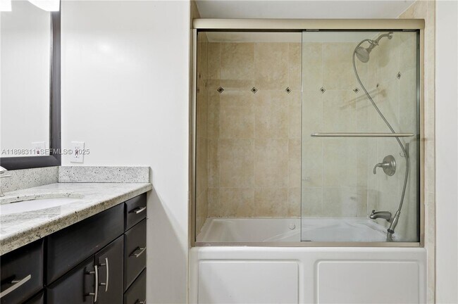 Foto del edificio - 1733 Village Blvd