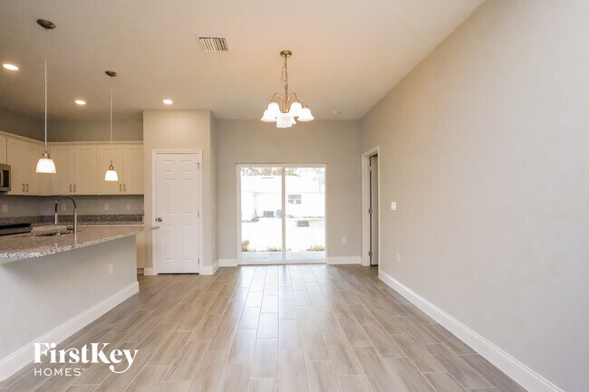 Building Photo - 453 Magpie Ct