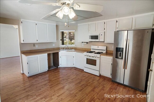Foto del edificio - 3 Bedroom Home For Rent in Canyon Country