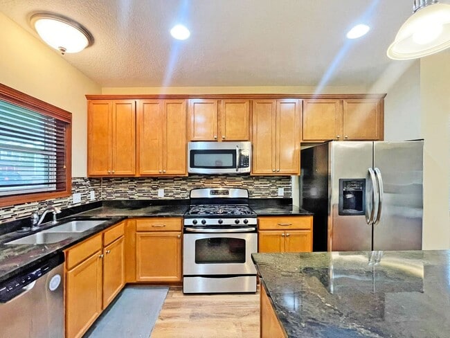 Foto del edificio - Spectacular SPACIOUS 3 Bedroom Plus Giant ...