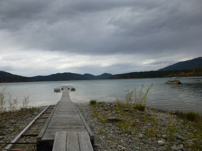 Building Photo - Fabulous 4 bedroom/ 2 bath home with Lake ...