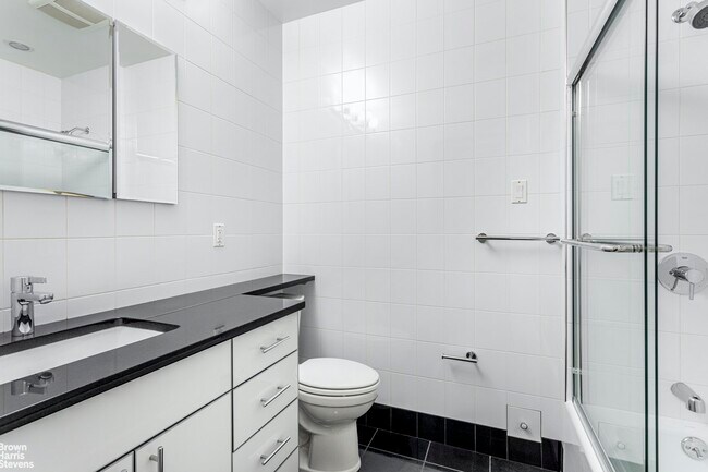 Building Photo - Big 3 Bedroom w/Private Balcony