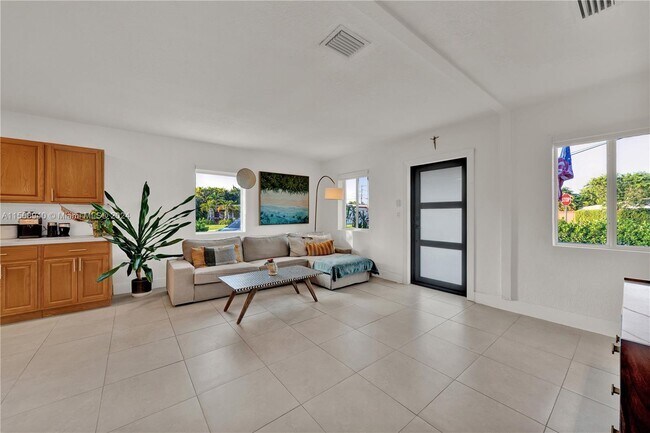 Building Photo - 5050 SW 67th Ave