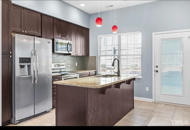 Foto del edificio - Room in House on Pineland Cir