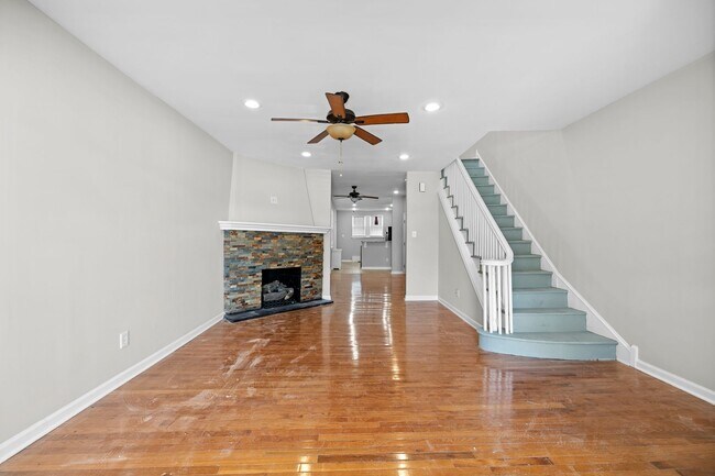 Building Photo - ???LARGE 4 BEDROOMS AND 1.5 BATH HOME LOCA...