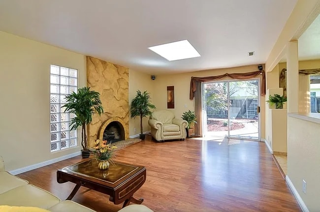 Building Photo - 334 Los Pinos Way