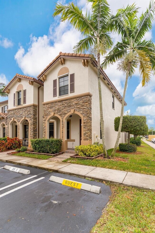 Building Photo - 3202 SE 6th St