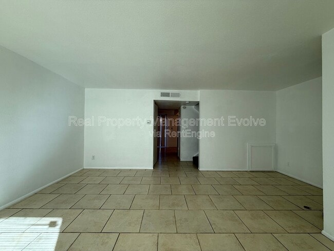 Building Photo - 3840 N 43rd Ave