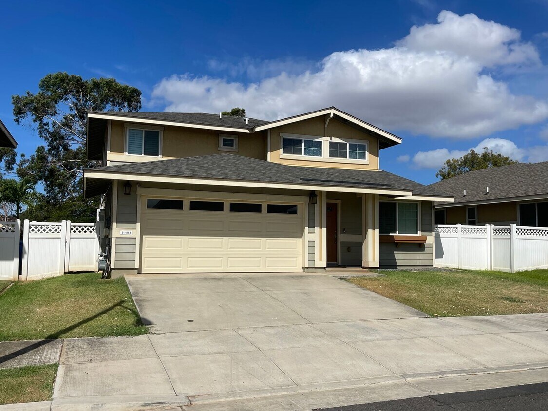 Foto principal - 4bed, 3bath, 2 Car Garage and fenced yard!