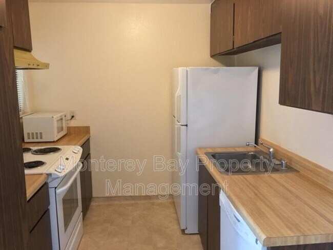 Building Photo - 3308 Golden Oaks Ln