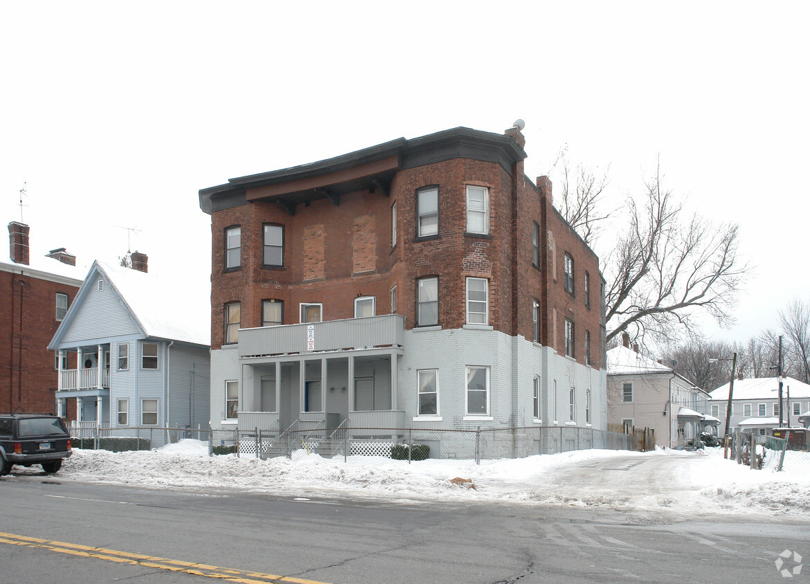 Building Photo - 365 Albany Ave