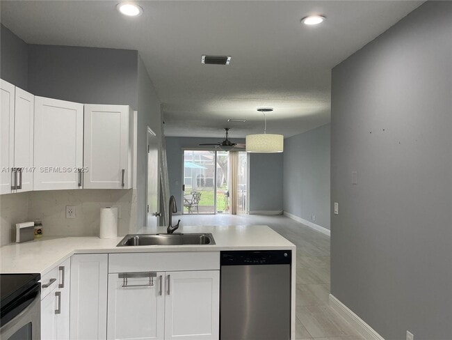 Foto del edificio - 1861 Salerno Cir