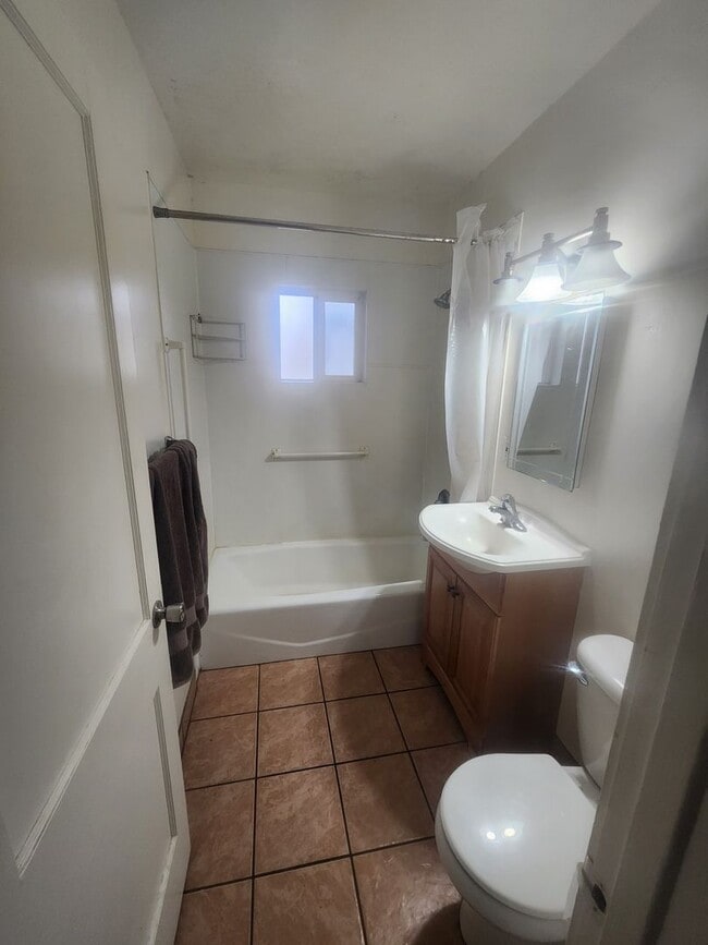 Building Photo - Charming 1 bedroom Apartment