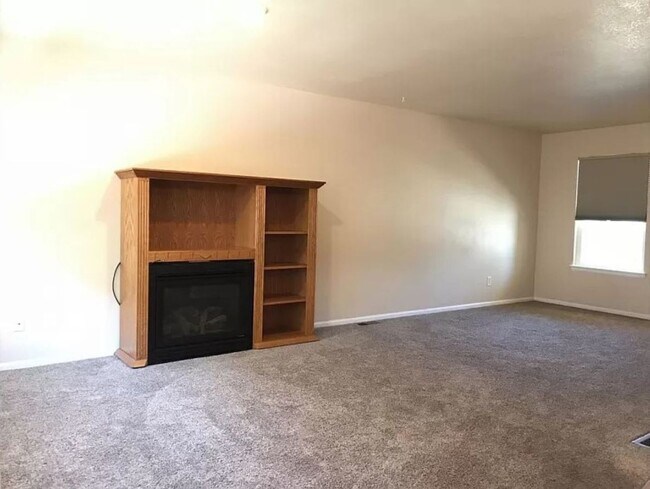 Building Photo - Captivating 4-bedroom, 3-bathroom home Ava...