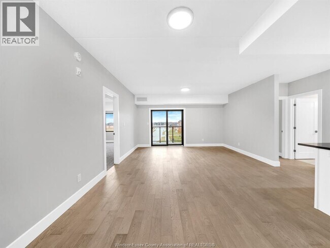 Photo du bâtiment - 2550 Sandwich W Pkwy