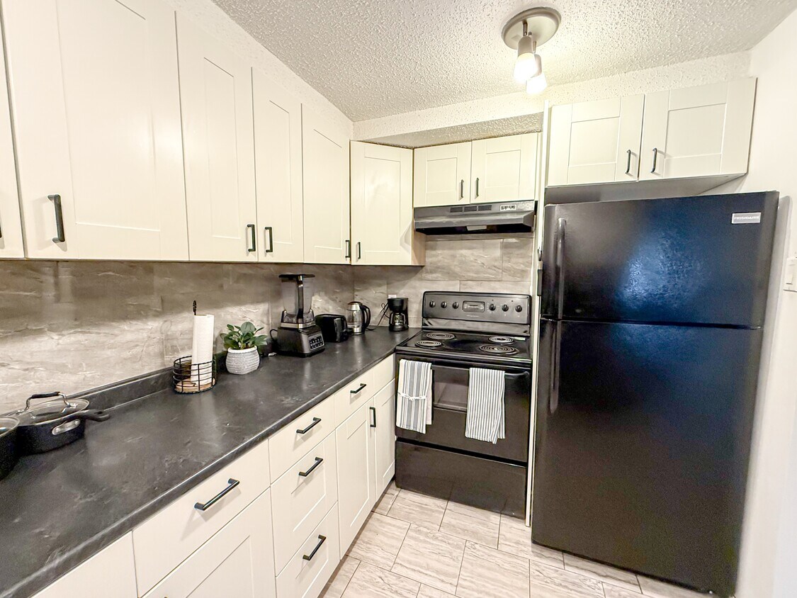 Primary Photo - 1113-1137 37 Street SW