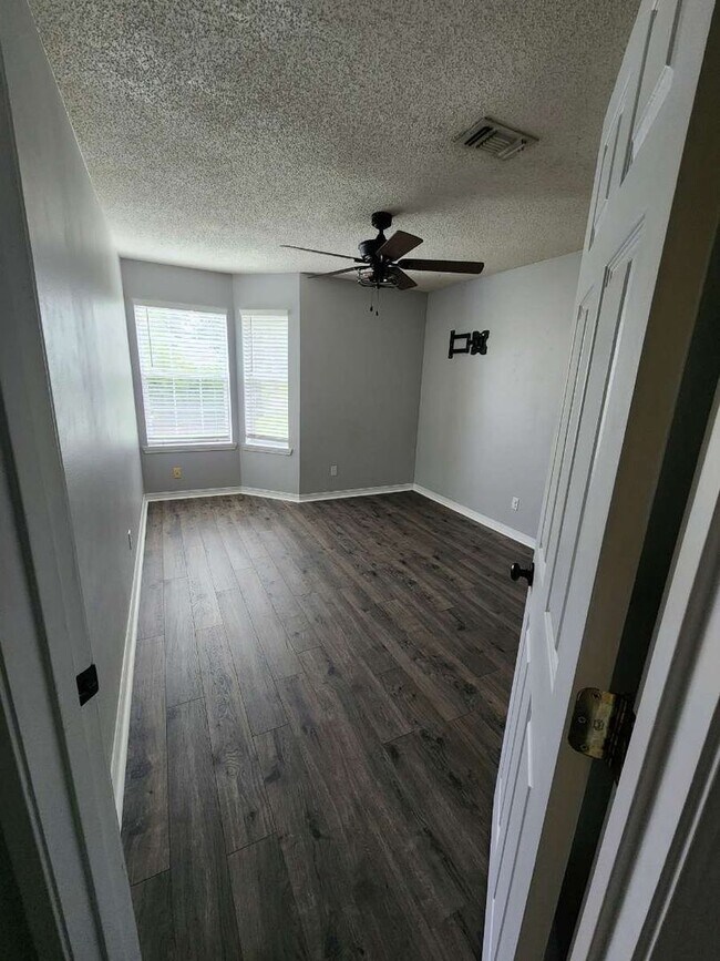 Building Photo - Stylish Ranch-Style Home with Office, Over...