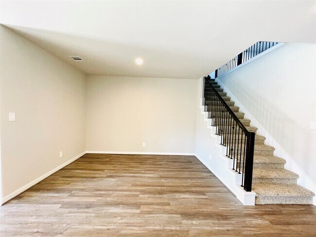 Foto del edificio - 3310 Silverton Dr