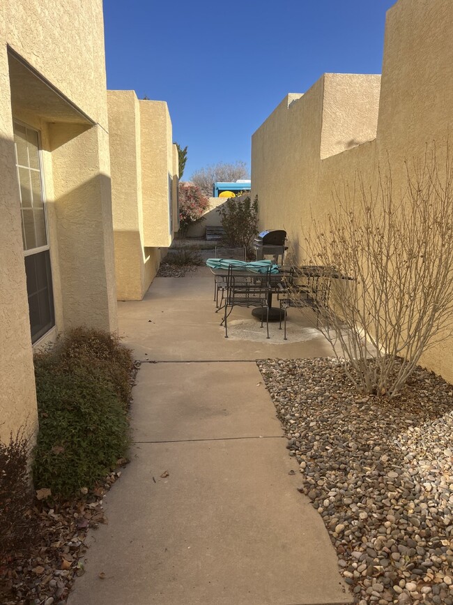 Building Photo - Far NE Heights Fully Furnished Townhome