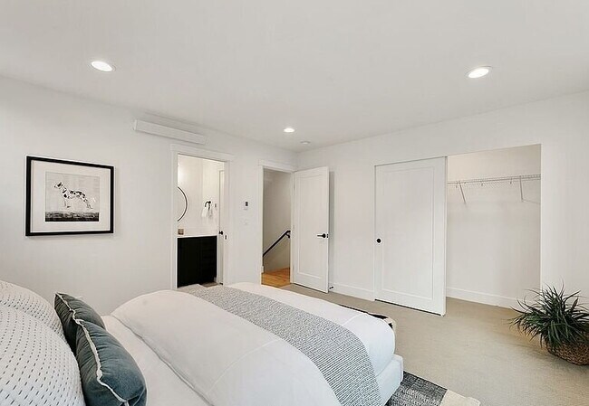 Foto del edificio - "Charming 3-Bedroom Gem in Seattle's Vibrant Heart - 1733 Sq. Ft. of Modern Comfort!"