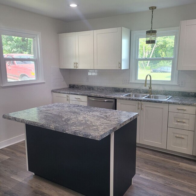 Building Photo - Single Family Home close to UCM