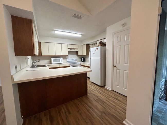 Building Photo - 1302 Wood Hill Dr