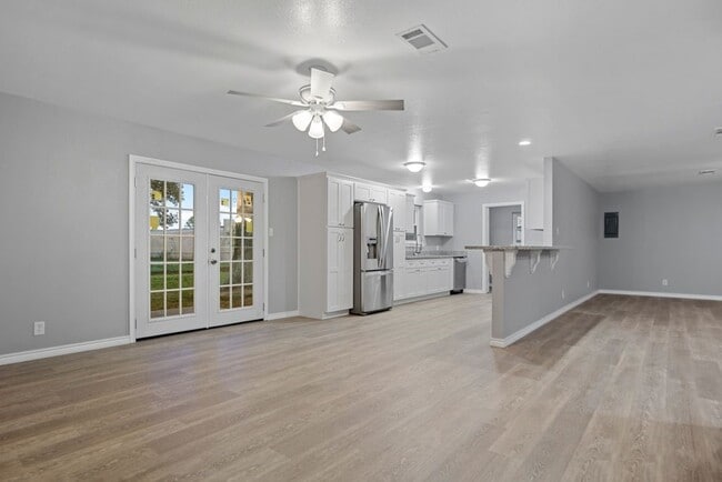 Building Photo - 1347 E Palm Dr