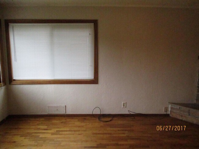 Foto del edificio - 3-Bedroom, 2-Bathroom with 2 car Carport in Sutherlin