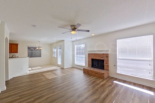 Foto del edificio - 3010 Blue Jay Ln
