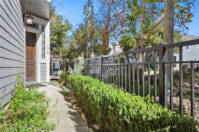 Foto del edificio - 779 Waverly St