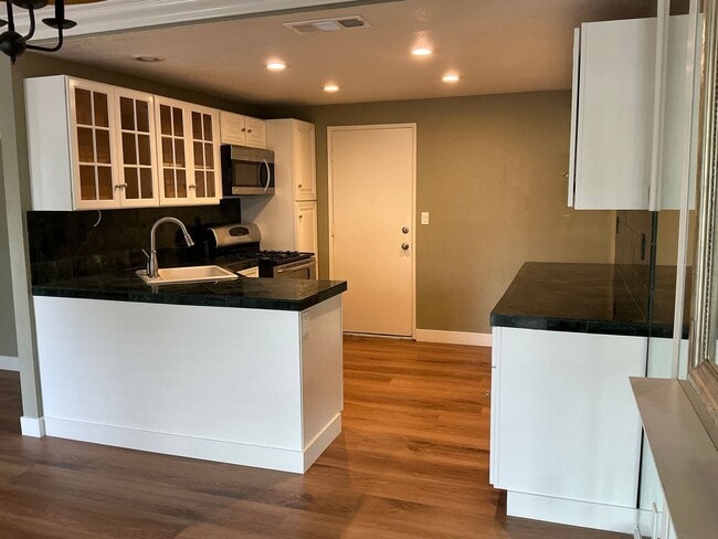 Building Photo - FOR LEASE 3 BEDROOM 2.5 BATH 2 Story Condo...