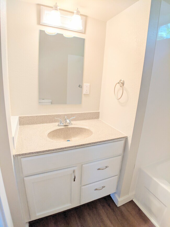 Baño - 756 W Grand Ave