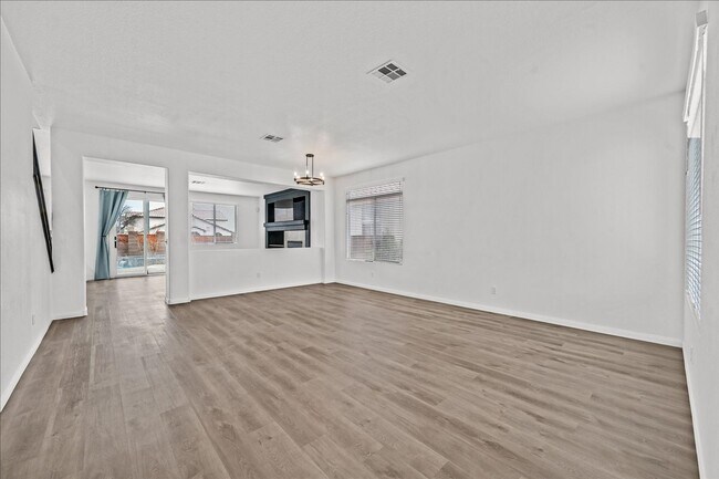 Foto del edificio - Desirable 4 Bedroom Home with Pool near Summerlin!