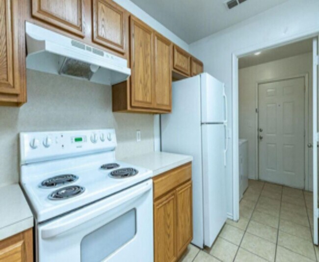 Building Photo - Private 3 Bedroom 3 Bath