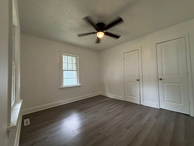 Foto del edificio - Cute 3 bedroom 2 bath Bungalow Available Now!