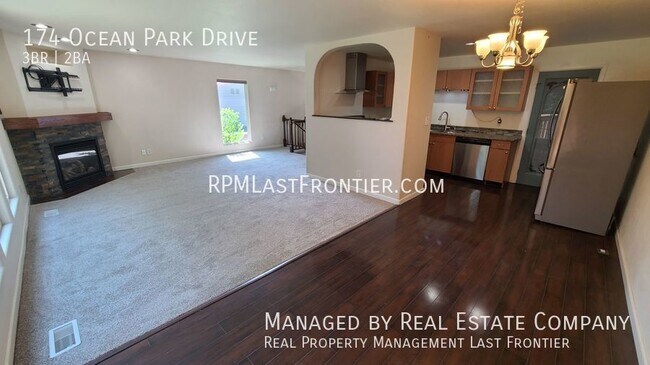 Building Photo - Stylish 3 Bedroom Townhome with a Fenced Y...