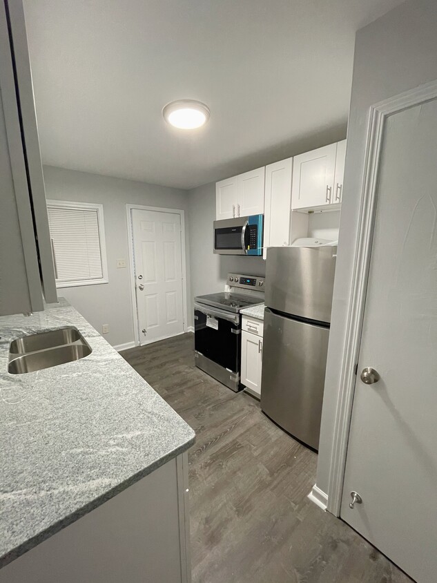 Kitchen - 1025 Holland Ave
