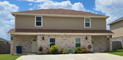 Building Photo - 127 Mimosa St