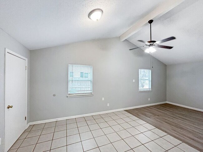 Building Photo - 1834 Southaven Cir N