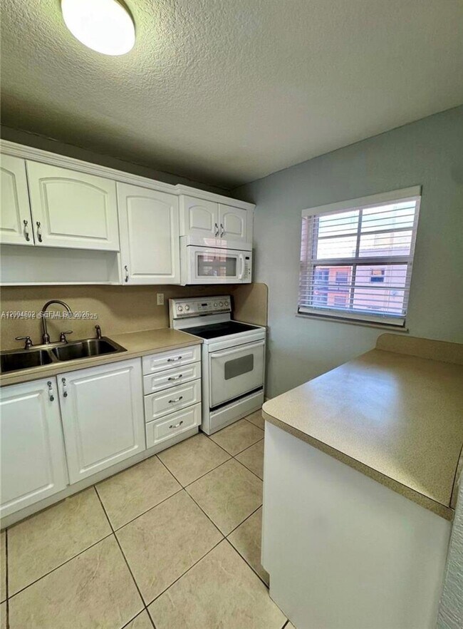 Foto del edificio - 1855 W 60th St