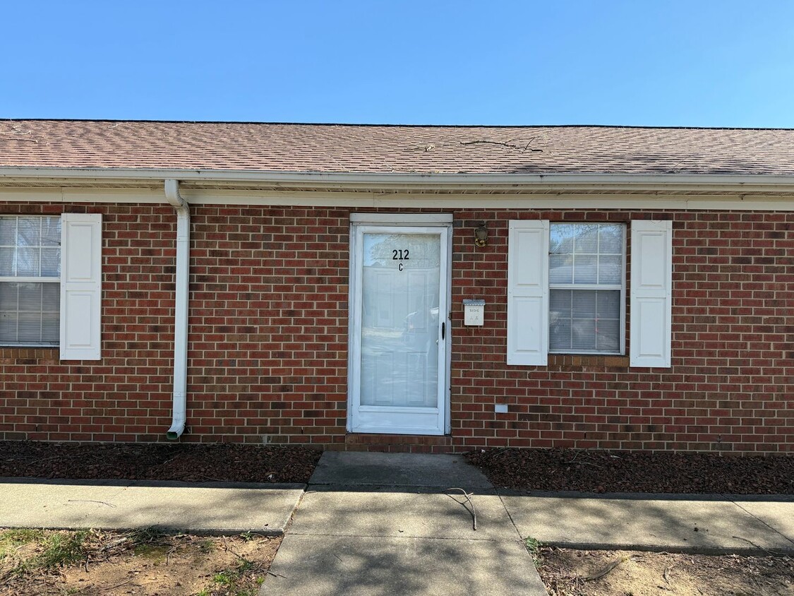Primary Photo - Two bed, 1 bath flat in Graham