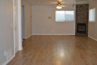 Building Photo - 10519 S Poplar Grv Dr