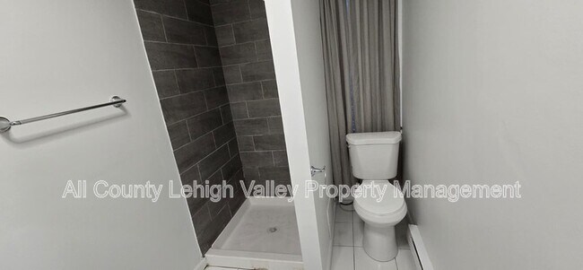 Building Photo - 129 W Sycamore St