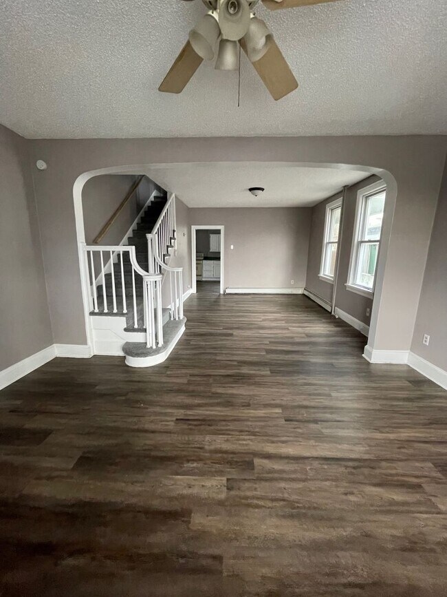 Building Photo - 4 Bedroom 1 Bath