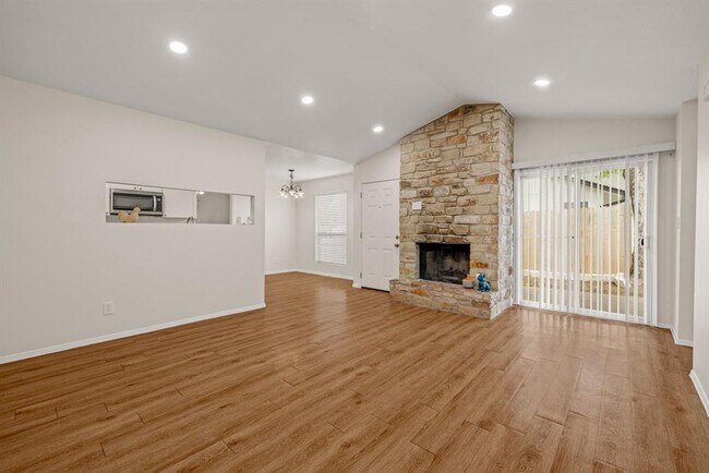 Foto del edificio - 12801 Copper Cliff Ave