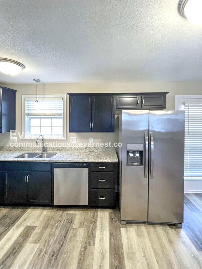 Foto del edificio - 3 Bed, 2.5 Bath Home with Garage / Pet-Fri...