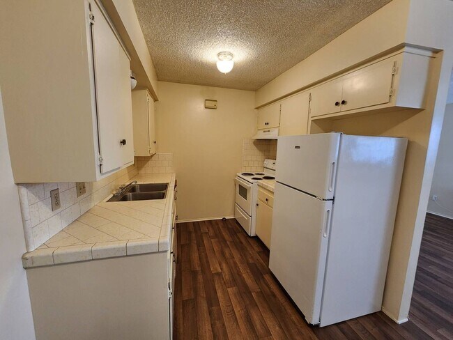 Building Photo - Cute 1 Bedroom 1 Bathroom Duplex