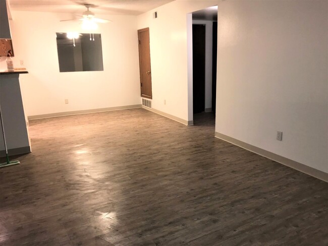 Building Photo - 1 Bed 1 Bath Aurora Condo Located Near Che...