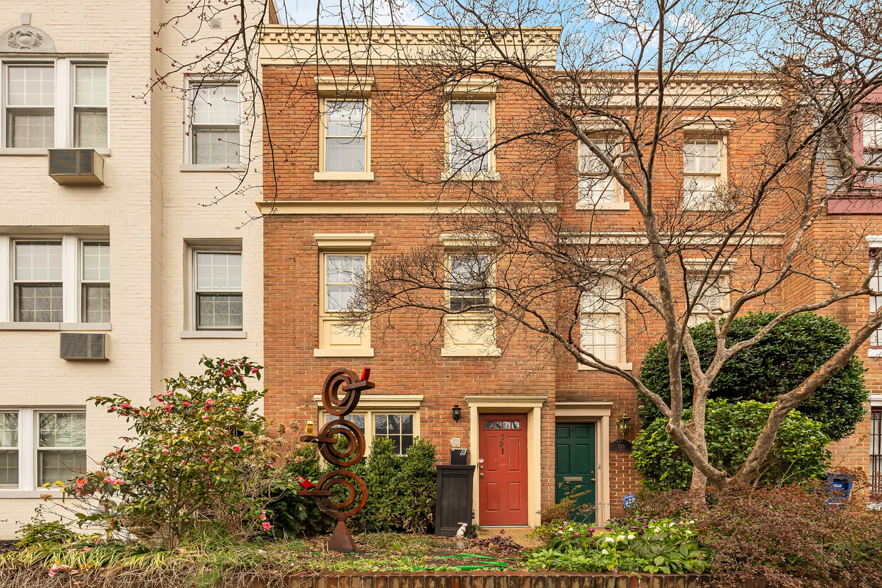 Primary Photo - 731 6th St SE