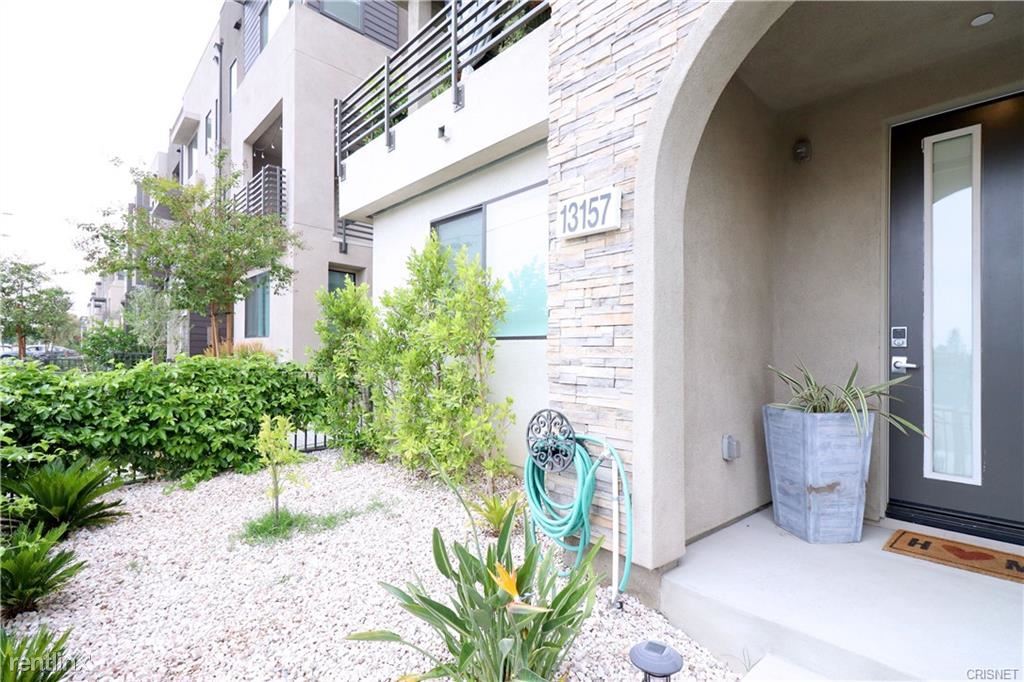 Primary Photo - 4 br, 4 bath House - 13157 Victory Blvd